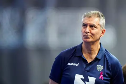 الإسباني فرناندو يقود مران منتخب الناشئين استعدادًا لبطولة العالم لكرة اليد